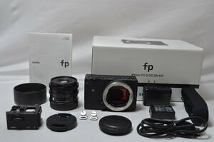 【特上品】 SIGMA フルサイズミラーレス一眼カメラ fp & 45mm F2.8 DG DN kit ブラック　#3889