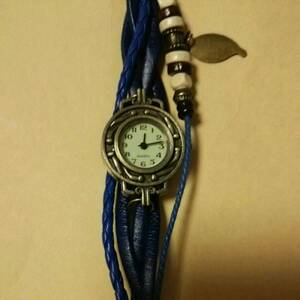 ●本革 ベルト クォーツ腕時計　レザーブレスレットタイプ ウォッチ　リーフチャーム付 (ネイビー)