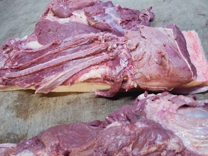 捕れたて新鮮【熊本天然猪肉約1キロ】猪鍋、焼き肉、BBQ、すき焼き、ジビエ料理！脂乗り最高！