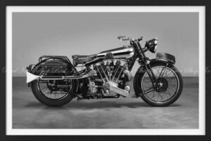 ブラフ・シューペリア SS100 1924-40年 ”オートバイのロールスロイス” モノクロ 【額縁印刷】 壁紙ポスター 特大874×585mm 001SMGF1