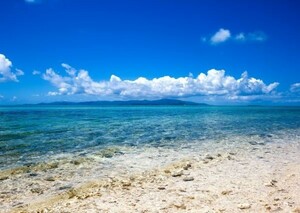 南国のビーチ 透き通る海と島と青空 絵画風 壁紙ポスター A2版 594×420mm（はがせるシール式）024A2
