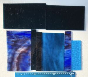 ステンドグラス 板ガラス 小片1kg・S、ブルー系色含、半分パネル&ランプ向、ブルーパープル含、濃マリンブルー含、少しターコイズ含、材料