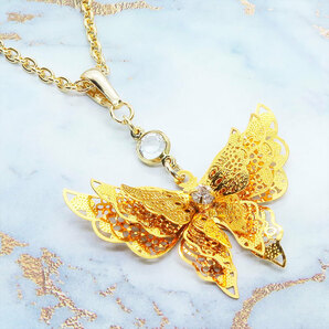 ゴールドカラー 繊細なつくりで立体的に表現された蝶のネックレス バタフライ 立体 ラインストーン 3D 可愛い 長さ調整可 ステンレス可の画像2