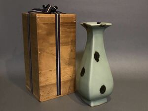 中国古美術　元代　龍泉窯　青磁鉄斑紋四角花瓶 