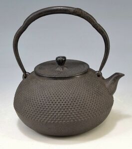 【釜師】金澤鶴斎「南部 鉄瓶」 茶道具 金工 盛岡藩御用鋳物師の有坂家に弟子入 南部鉄瓶技術保存会正会員 元紙箱 銘有 未使用か y91615219