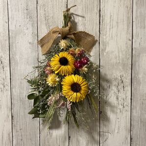 ひまわりと小花のスワッグ