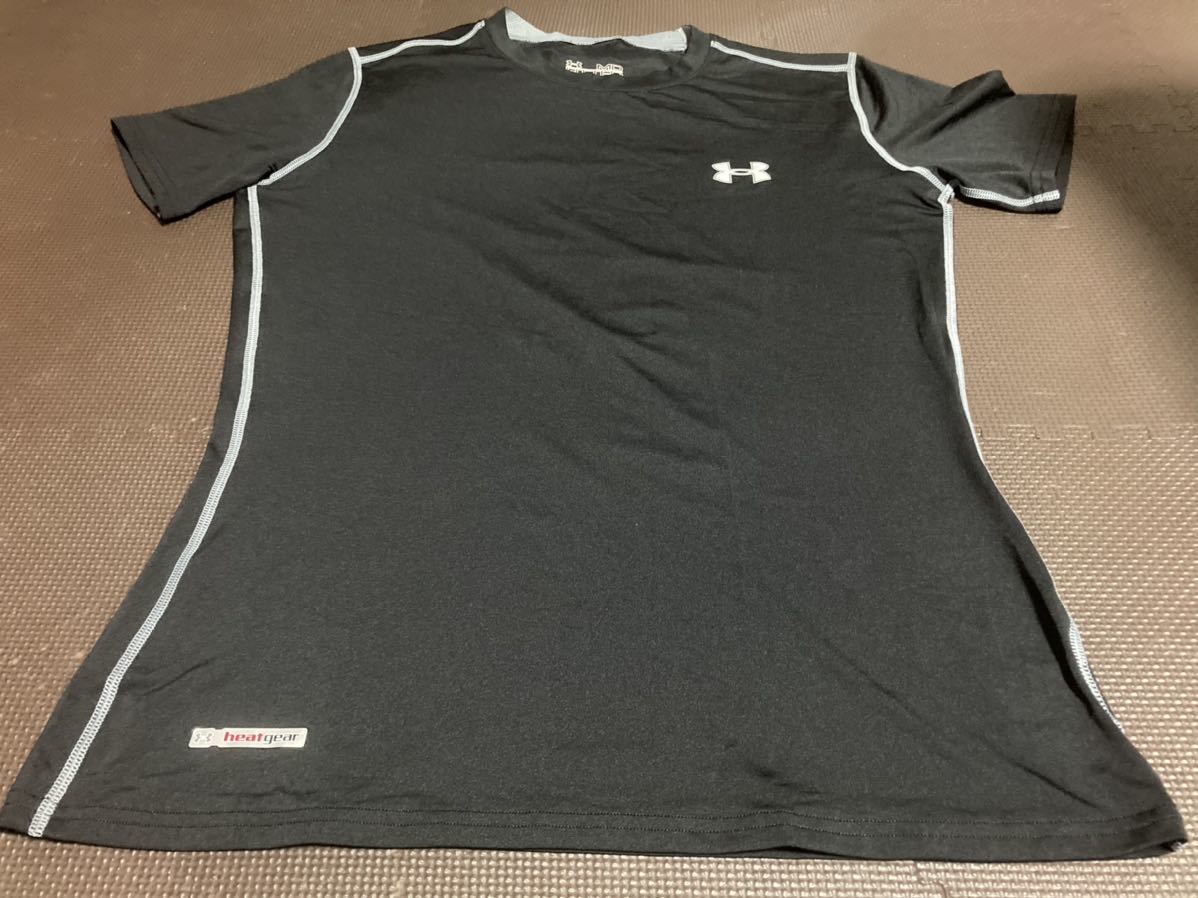 超美品UNDERARMOUR黒、ロゴ、ライングレー半袖ストレッチトップス　サイズ