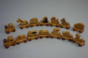 木製の十二支　小型おもちゃ　磁石で連結 車輪付き 知育玩具