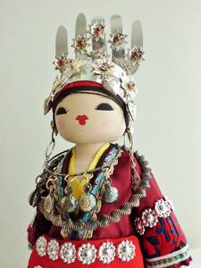 中国少数民族 ミャオ族 苗族 広西チワン族自治区 民族衣装を着たお人形 木製 