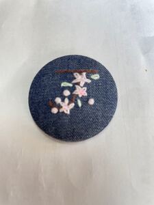 刺繍ブローチ ハンドメイド くるみボタン