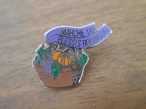 フランス☆古いピンズ 【MARCHE DU PLESSIS ROBINSON】ピンバッジ PINS ピンバッチ フルーツ 果物 パニエ かご カゴ