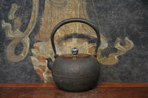 釜師造　銀製摘日の丸形小鉄瓶　斑紫銅蓋　容量900ｃｃ　煎茶道具_画像1