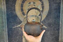 釜師造　銀製摘日の丸形小鉄瓶　斑紫銅蓋　容量900ｃｃ　煎茶道具_画像3