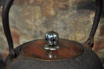 釜師造　銀製摘日の丸形小鉄瓶　斑紫銅蓋　容量900ｃｃ　煎茶道具_画像4