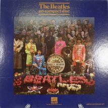 e2393　ビートルズCD『Sgt. Pepper’s Lonely Hearts Club Band』ビートルズ　CD　缶バッジ付き_画像1