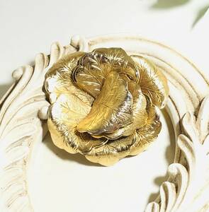 ヴィンテージ　インポート　お花が開いているような立体的なモチーフ　ゴールドトーンブローチ サイズ4.5㎝