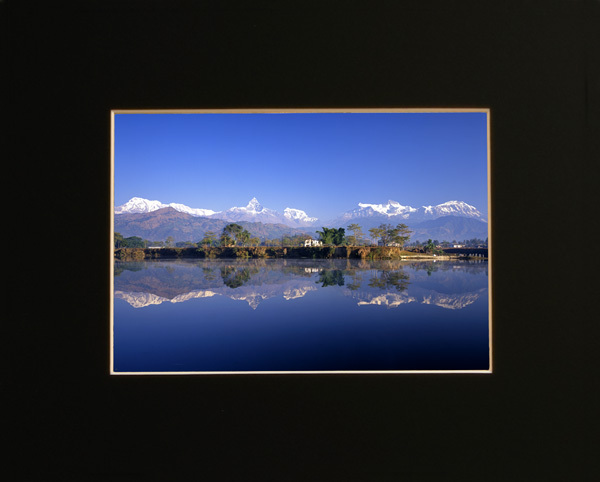 Nepal, Der Phewatar-See, Pokhara, Landschaftsfoto, gerahmt, A4-Format, von Genyo Tatsumi, Nepal-001-1A, Kunstwerk, Malerei, Grafik