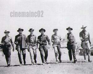『荒野の七人』銃持ち並んで歩く7人の白黒写真/スティーブ・マックイーン、ユル・ブリンナー