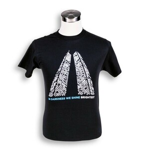 レア!! 未使用品!! 9/11 MEMORIAL MUSEUM　In Darkness We Shine Brightest Tシャツ US:Mサイズ(国内のM～Lサイズの中間ほど) 送料￥230-