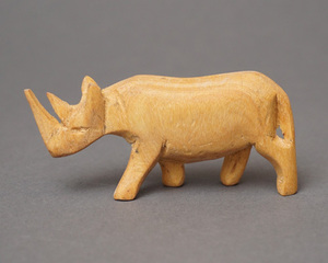 アフリカ　ケニア　サイ　木彫り　置き物　Sサイズ　オブジェ　彫刻　動物