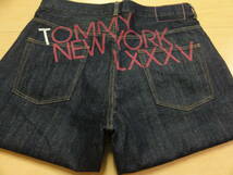 格安日本製大きい(W90～92cm位)廃版レア・TOMMY(トミーヒルフィガー)・濃色系デニム地・TOMMY NEWYORKプリント入り高級ハーフジーンズ L_画像1