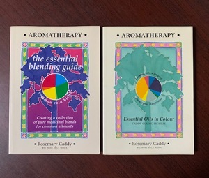 アロマセラピー　Aromatherapy: The Essential Blending Guide&Essential Oils in Colour Rosemary Caddy (著)　2冊セット 洋書