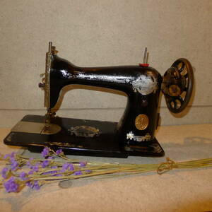 bb338*SINGER/ singer antique sewing machine old mi since fins ks hand around . black bobbin case have stepping type sewing machine. machine part /140