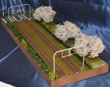 【SAZAN】鉄道ジオラマ展示台 桜並木と複線線路 踏切付き(2両編成対応)※40x15cm★33_画像1