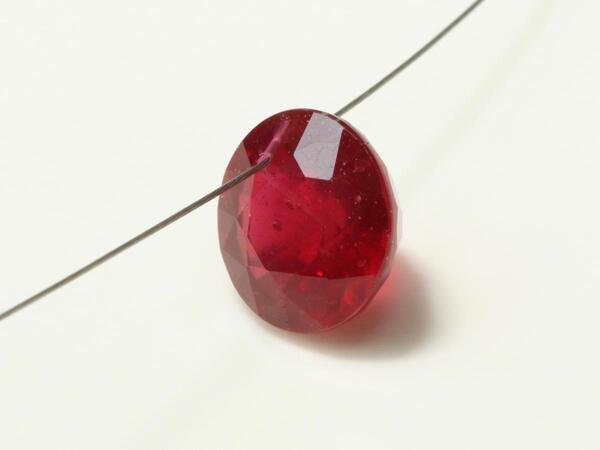 きれいなガラス充填ルビー 約9.9x6.0mm 重さ約5.02ct ラウンド 厚さ方向貫通穴