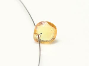 オレンジサファイヤ 約6.0x5.6x2.1mm 重さ約0.63ct 変形ローズカット 厚さ方向貫通穴