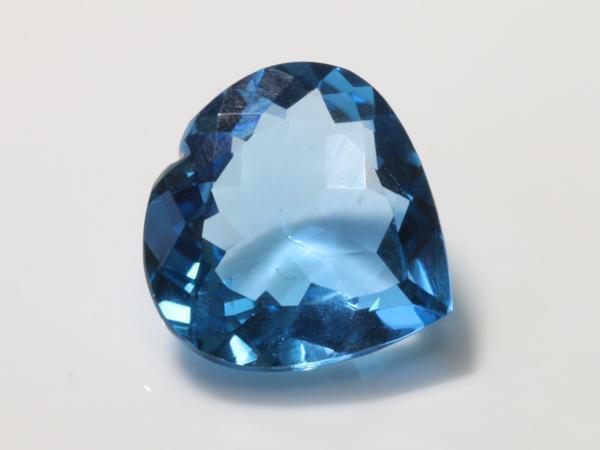 卸部門のルース!スイスブルートパーズ ハートカット 重さ29.93ct