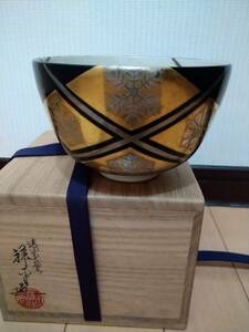 出物,茶道.茶碗.,初心者 清閑寺造 仁清黒写花菱図茶碗 【共箱】 杉田祥平先生の代表的な四君子の金彩茶碗です。