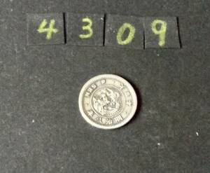 銀貨です。 エラーコイン　大の字カケ有り　　ハネ明？　　竜5銭銀貨 　　明治8年 　送料無料　　　　（4309）　