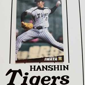 NPB カルビープロ野球チップス 2013年 第2弾 レギュラーカードセ・リーグ 阪神タイガース 104 岩田 稔 背番号 21 左腕 の画像1