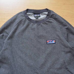 美品!メンズXS M Patagonia パタゴニア 波 P-6 Label Crew Sweatshirt クルーネック スウェット グレー トレーナー ロンTシャツ