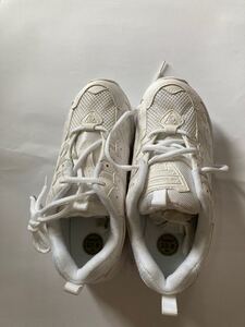 新品 子供用運動靴 ダンロップ 23.0 箱なし 値下げしました。写真だと汚れて見えますか新品です。最終値下げをしました。