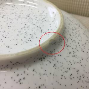 食器「少し深めの皿 ５枚セット」 一部欠けのような箇所あり 高さ：約4cm 円直径：約16.5cm シンプル 白に細かい黒の点の画像4