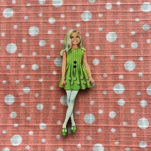 フランス製　木製ボタン　アトリエ ボヌール ドゥ ジュール 【グリーンのドレスの女の子】