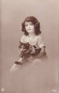 アンティークポストカード　絵葉書　リアルフォト　猫を抱く少女