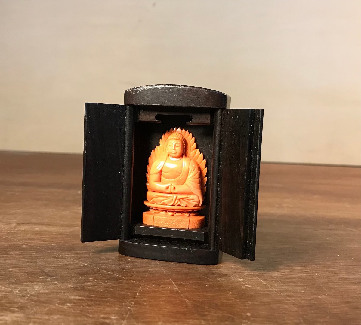 ヤフオク! -「珊瑚」(仏像) (東洋彫刻)の落札相場・落札価格 当季大流行 大日如来像 珊瑚 時代 仏教美術 仏像 共箱 厨子 川口一光 工芸品