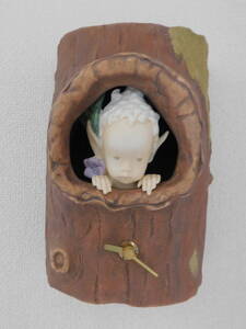 与勇輝　　陶器人形　樹の祠から顔を出す森の妖精「ニングル」　壁掛け時計仕様