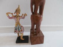 タイの古舞踊の人形、タイの木彫りの像のタワーの２点セット_画像2