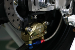 Honda 2004y'-2007y' CBR1000RR Brembo ( 旧 カニ 32mm ) 金色 リア キャリパー & キャリパー サポート LBP ( Ladybird Parts )製