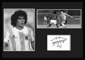 ディエゴ・マラドーナ/Diego Maradona/サッカー/アルゼンチン/バルセロナ/サインプリント証明書付フレーム/BWモノクロ/ディスプレイ(5-3Ｗ)