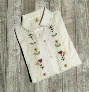 丸襟 レース 花 刺繍 シャツ 長袖 ブラウス コットン 綿 トップス　フラワー 白　かわいい