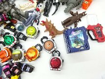 30YK●#3 特撮 仮面ライダー ウルトラマン おもちゃ ソフビなど まとめ売り 怪獣 ロックシード WRB ガシャット シフトカーなど ジャンク_画像10