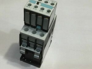 電子部品、パーツなど・・/　　SIEMENS 3zx1012-0RT02-1AA1+3RH1921-1FA22 コンタクター　PA70GT. 9906