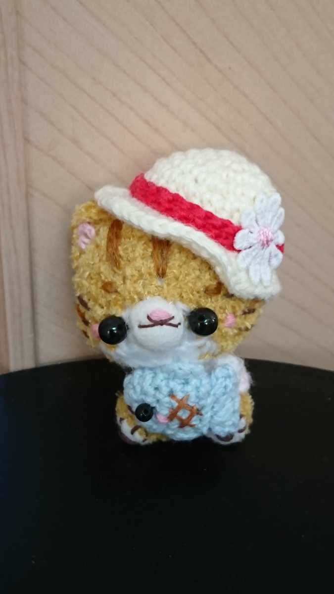 Handmade brown tabby cat crochet stuffed toy Fish holding straw hat, toy, game, stuffed toy, Amigurumi