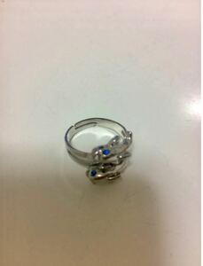 指輪　2匹のイルカが重なり合ってできている指輪です。