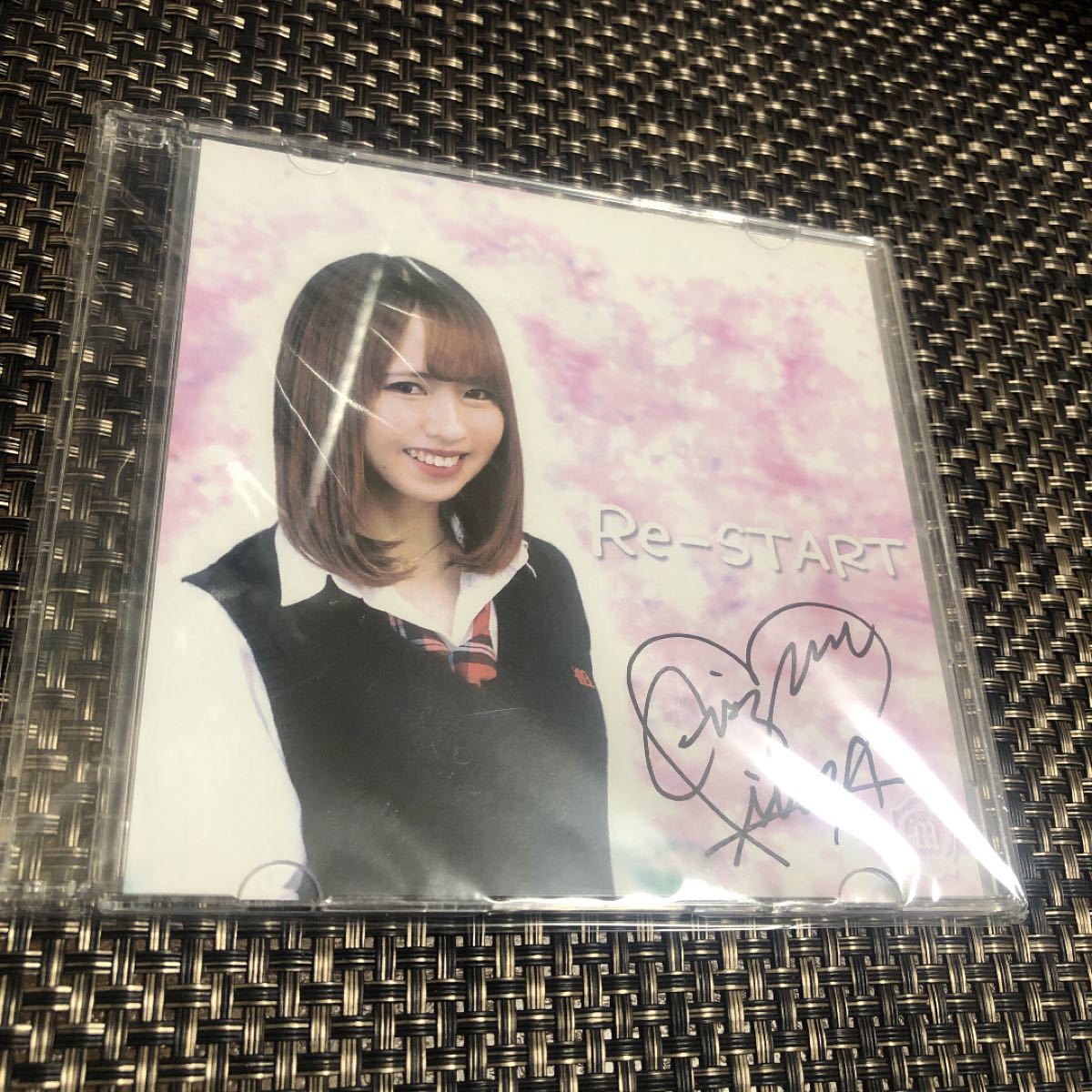 櫻坂46 渡辺梨加さんの直筆サイン入りポスターです。 その他、メンバー